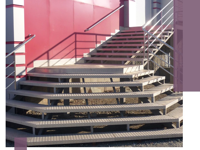 Лестницы для магазина в Приморско-Ахтарске — изготовление и монтаж