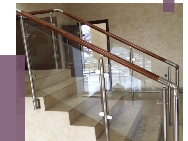 Комбинированные перила из металла и дерева в Приморско-Ахтарске