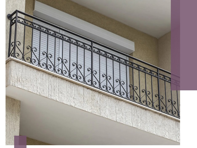 Балконные ограждения из металла и стекла в Приморско-Ахтарске для домов