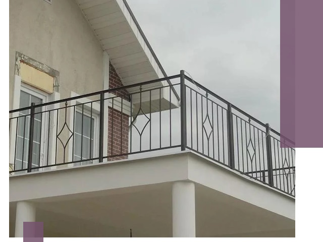 Изготовление балконных ограждений в Приморско-Ахтарске из металла и стекла