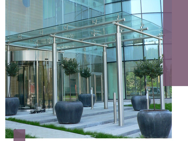 Навесы из стекла на заказ в Приморско-Ахтарске — монтаж и установка